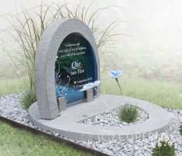 Ronde kindergrafsteen met blauw glas en vlinders