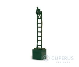 Bronze mini urn mens op ladder groen