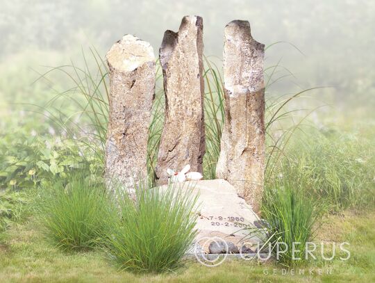 Drie natuurlijke grafzuilen van Basalt