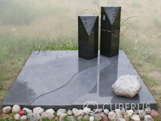 Dubbel grafmonument met zuilen