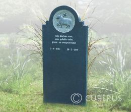 Enkel monument staand
