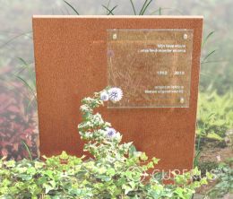 Enkel monument staand