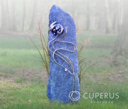 Enkel monument staand