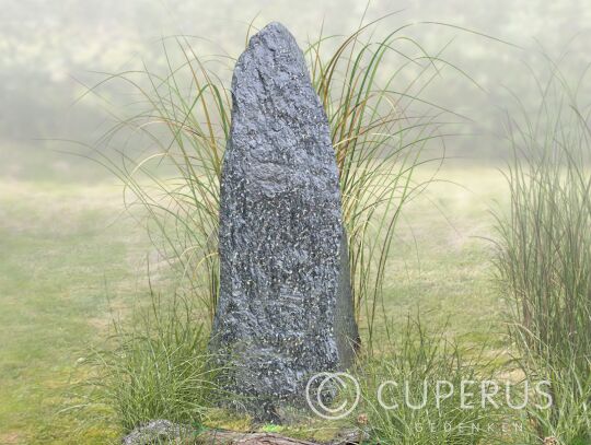 Enkele grafsteen van ruwe steen