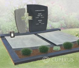 Grafsteen met dubbele letterplaat en uitgespaard kruis