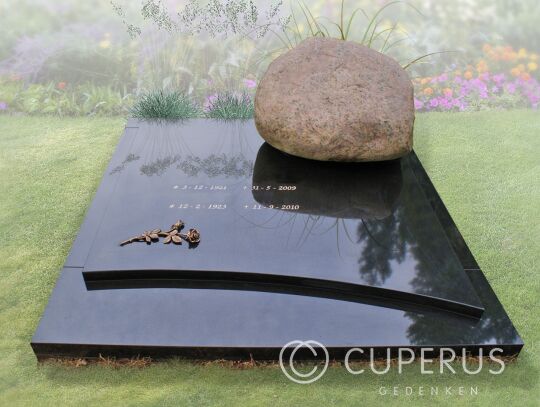 Familie grafsteen van Zwart graniet met zwerfkei