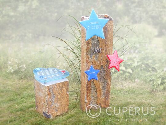 Kindergrafmonument met zuilen en gekleurde glazen sterren