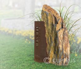Natuurlijk gedenkteken met cortenstaal letterplaat