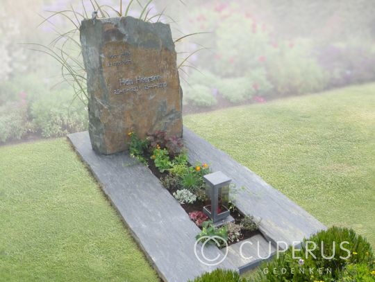 Natuurlijke ruwe grafsteen met graflantaarn