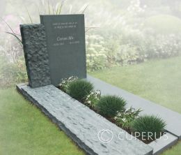 Gedenteken met ruw en fijn gehakt natuursteen