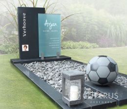Eigentijds grafmonument met voetbal