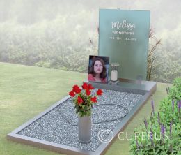 Modern RVS-grafmonument met glazen letterplaat