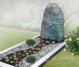 Natuurlijk gedenkteken met RVS omranding en glazen letterplaat