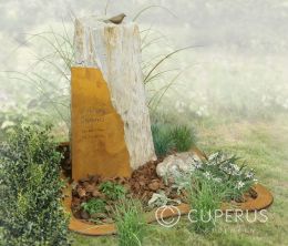 Versteend hout grafsteen met cortenstalen letterplaat