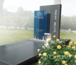 Modern glazen grafmonument met blauw glas