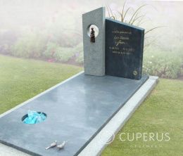 Grafmonument met schuine letterplaat en bronzen beeldje