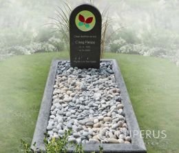 Grafmonument met glazen vlinder in zuil