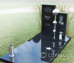 Grafmonument gepolijst natuursteen met RVS-ballen