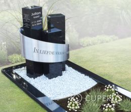 Grafmonument met 3 gepolijste zuilen en RVS-band
