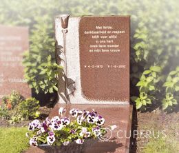 Grafsteen met uitgehakte bloem