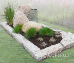 Natuurlijk grafmonument met zwerfkeien
