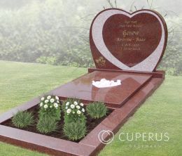 Grafsteen hartvorm en hartje gevuld met rozenquarts