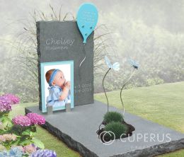Grafsteen voor kind met ballon, vlinders en foto op glas