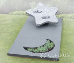 Kindermonument met maan en opschrift op ster