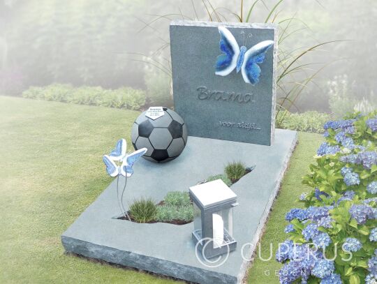 Kindermonument met voetbal en vlinders