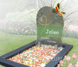 Kindergrafsteen met vlinder en glazen siersteentjes