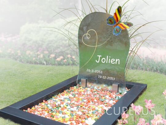 Kindergrafsteen met vlinder en glazen siersteentjes