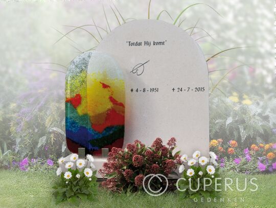 Kort grafmonument met gekleurde glasplaat