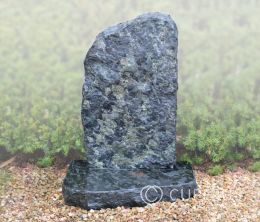 Kort grafmonument ruw afgewerkt steen