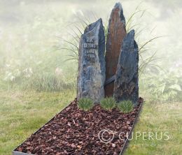 Grafsteen met ruwe natuurstenen zuilen