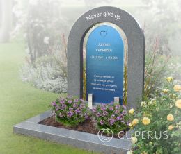 Grafmonument met boog en blauw glas