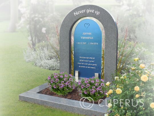 Grafmonument met boog en blauw glas