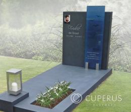 Grafmonument met blauw glas tekstplaat