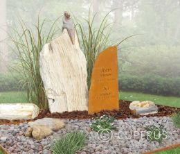 Familiegraf met versteend hout en cortenstaal