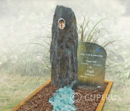 Natuurlijk grafmonument met glazen rivier en letterplaat