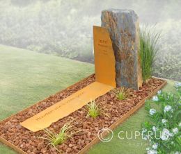 Natuurlijk grafmonument met opschrift op cortenstaal