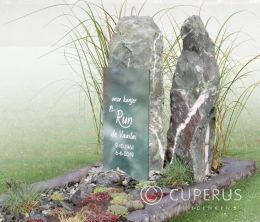 Grafmonument met twee natuurlijke zuilen