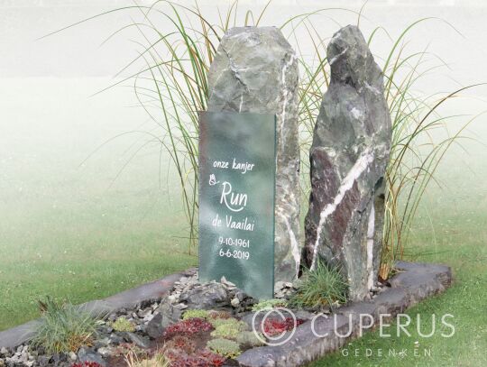 Grafmonument met twee zuilen en glas plaat