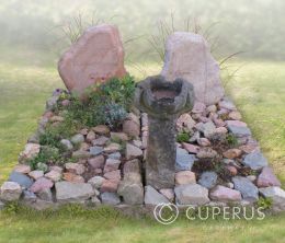 Natuurlijk grafmonument met zwerfkeien