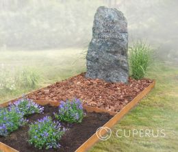 Grafsteen met ruwe steen en cortenstaal omranding