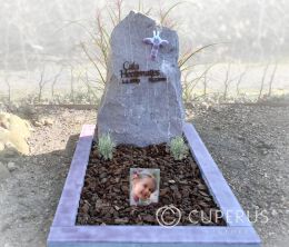 Kindergraf met ruwe steen