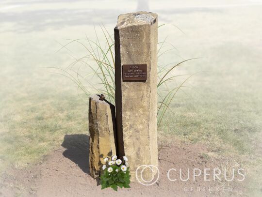 Natuurlijke grafsteen basalt zuilen