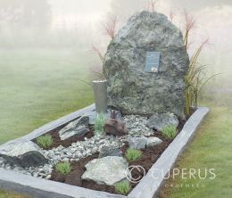 Natuurlijk gedenkteken met ruwe zwerfsteen