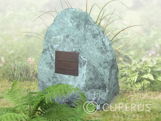 Natuurlijke ruwe grafsteen met bronzen tekstplaatje