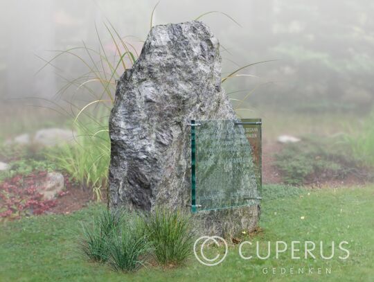 Natuurlijke ruwe grafsteen met glazen tekstplaat