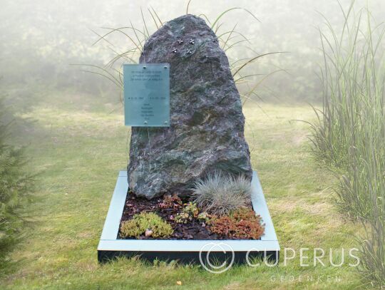 Natuurlijke ruwe grafsteen met glazen tekstplaatje